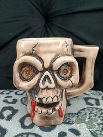 Tazza grande a forma di teschio in ceramica 