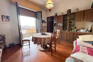 Appartamento di 80 m² con più di 5 locali e posto 
