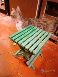 Piccolo sgabello in plastica pieghevole 
