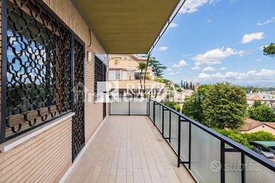 Appartamento di 320 m² con più di 5 locali e box a