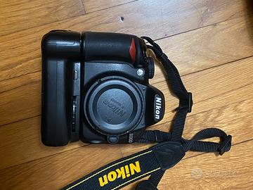 Macchina fotografica Nikon D3200 e obbiettivo