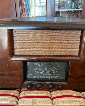 Radio valvolare vintage in legno funzionante