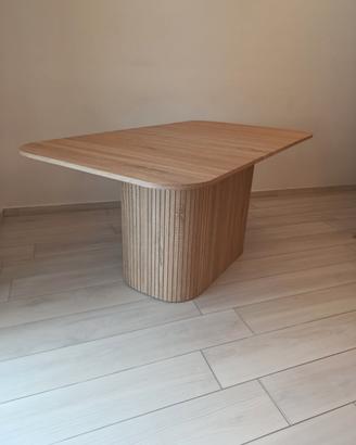 Tavolo marrone chiaro con 4 sedie bianche