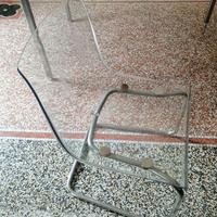 Tavolo bianco e due sedie