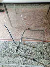 Tavolo bianco e due sedie