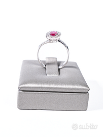 Anello in oro con rubino e diamanti