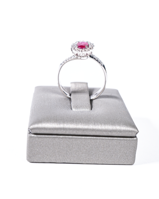 Anello in oro con rubino e diamanti