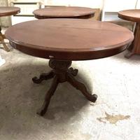 Vasto assortimento di tavoli in legno massello