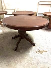 Vasto assortimento di tavoli in legno massello