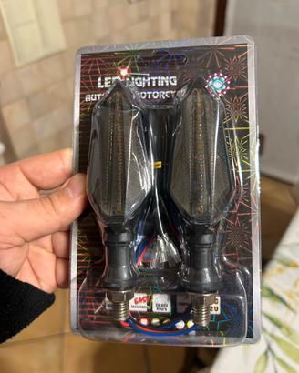 Frecce led universali per moto