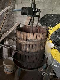 Torchio manuale a croce per vino vendemmia