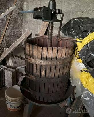Torchio manuale a croce per vino vendemmia
