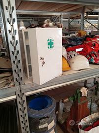 armadietto per il primo soccorso 