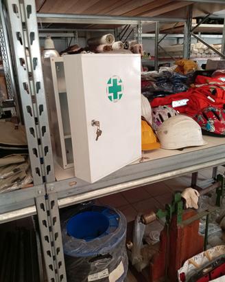 armadietto per il primo soccorso 