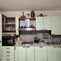 Cucina e tavolo con 5 sedie