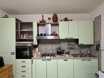 Cucina e tavolo con 5 sedie