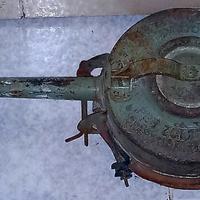 Vecchio mantice a soffietto in metallo con sacca