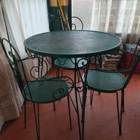 tavolino e tre sedie da esterno 