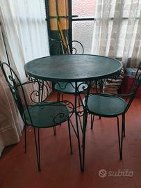 tavolino e tre sedie da esterno 