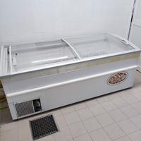 Numero tre banchi frigo per surgelati.