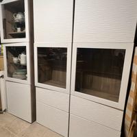 Armadio vetrato IKEA „Bestå“
