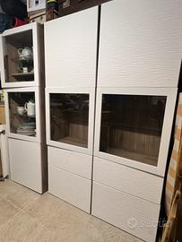 Armadio vetrato IKEA „Bestå“