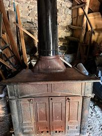 Grande camino stufa a legna in ghisa stile rustico
