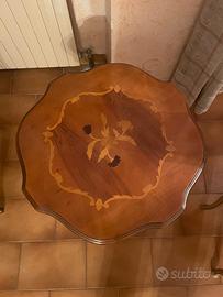 Tavolino intarsiato treppiede in legno