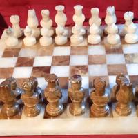 scacchiera e scacchi in onice vintage