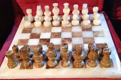 scacchiera e scacchi in onice vintage
