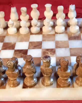 scacchiera e scacchi in onice vintage