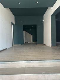 Locale commerciale con parcheggio