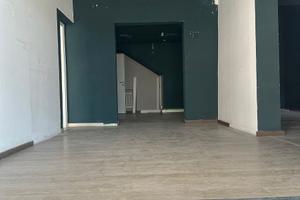 Locale commerciale con parcheggio