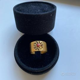 Anello dorato stile etrusco con corallo