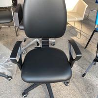 Sedia da ufficio con ruote nuova