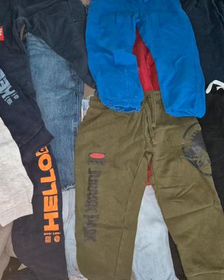 12 pantaloni e 6 felpe