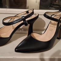 Tacchi neri eleganti usati una volta