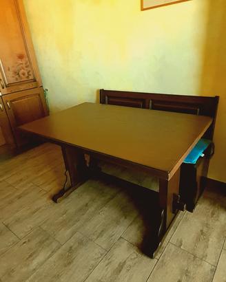 Tavolo. cassapanca e 3 sedie 