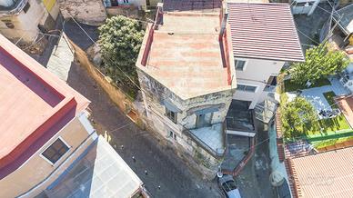 CASA SEMINDIPENDENTE A POLLENA TROCCHIA