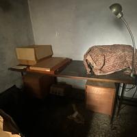 Scrivania in legno con 2 cassettiera e lampada