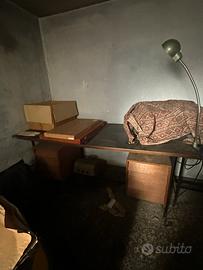 Scrivania in legno con 2 cassettiera e lampada