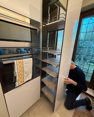 Meccanismo colonna dispensa estraibile cucina