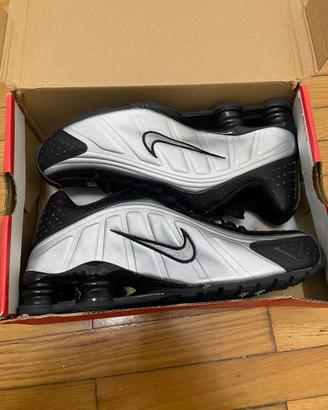 Nike Shox R4 Sneakers da Uomo - Nero/Grigio EU 44