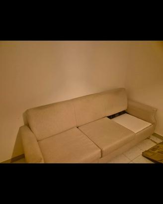 Divano con i tre appoggi lavabile