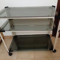 Carrello in vetro a due ripiani con ruote