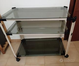 Carrello in vetro a due ripiani con ruote
