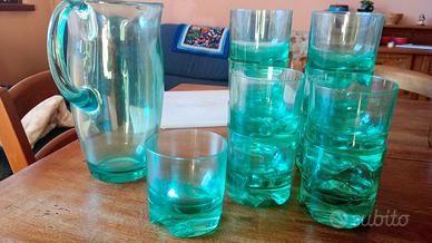 caraffa in plastica dura con bicchieri 