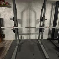 Rack da palestra con pesi, bilanciere e panca