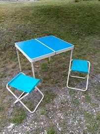 Tavolino da campeggio e due sgabelli 