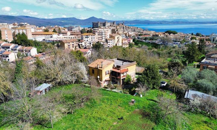 VILLA SINGOLA A BRACCIANO